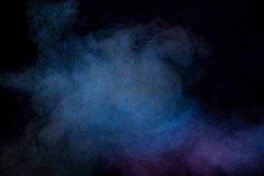 Siyah arka planda mavi ve sarı buhar. Boşluğu kopyala.