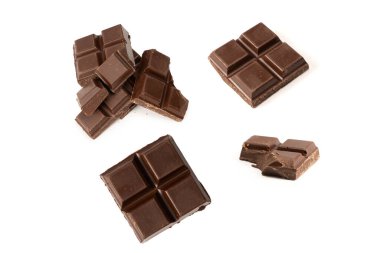 Beyaz bir arka plan üzerinde izole çikolata. 