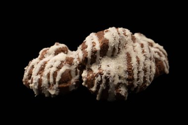 Siyah arka planda hindistan cevizi kremalı profiterol.. 