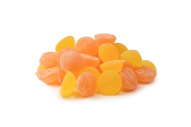 Beyaz arka planda izole edilmiş parlak narenciye lolipopları. 