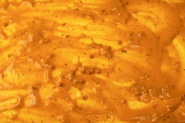 Sarı sos arka plan olarak sıçrıyor. Üst görünüm. 