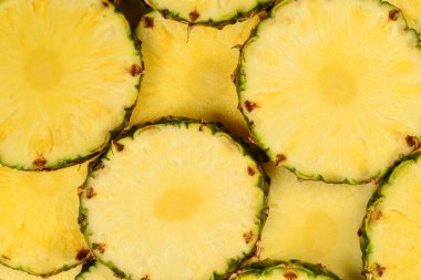 Ananas sulu sarı dilimler arka planda. Üst görünüm.