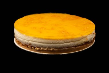 Beyaz arkaplanda izole edilmiş turuncu cheesecake. 