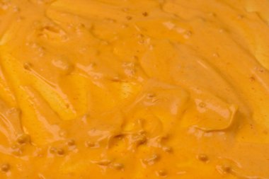 Sarı sos arka plan olarak sıçrıyor. Üst görünüm. 