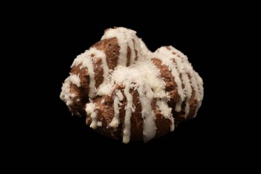 Siyah arka planda hindistan cevizi kremalı profiterol.. 