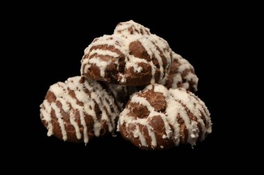 Siyah arka planda hindistan cevizi kremalı profiterol.. 