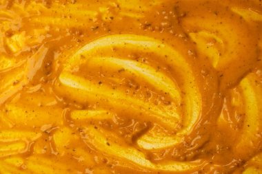 Sarı sos arka plan olarak sıçrıyor. Üst görünüm. 