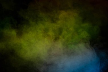 Siyah arka planda kırmızı ve yeşil buhar. Boşluğu kopyala.