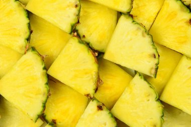 Ananas sulu sarı dilimler arka planda. Üst görünüm.