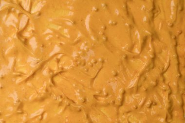 Sarı sos arka plan olarak sıçrıyor. Üst görünüm. 