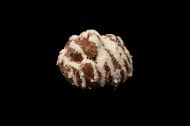 Siyah arka planda hindistan cevizi kremalı profiterol.. 