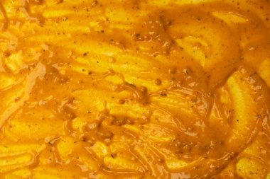 Sarı sos arka plan olarak sıçrıyor. Üst görünüm. 