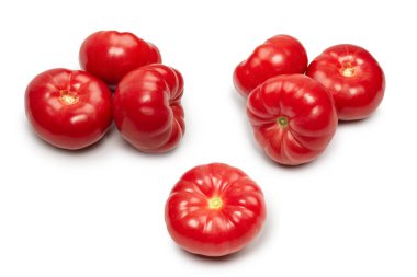 Beyaz arka planda kırmızı taze domates.. 