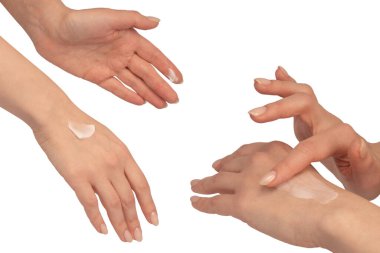 Beyaz arka planda izole edilmiş kadın ellerinde bej krem tüpü. Kadın elinin üzerindeki krema örneği. Cilt bakımı kavramı.