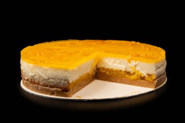 Beyaz arkaplanda izole edilmiş turuncu cheesecake. 