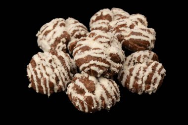 Siyah arka planda hindistan cevizi kremalı profiterol.. 