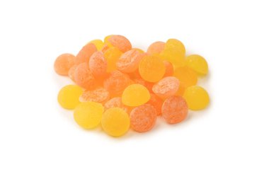 Beyaz arka planda izole edilmiş parlak narenciye lolipopları. 