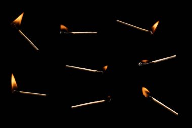 Siyah bir arkaplanda ışık ve düşüş eşleşmesi.