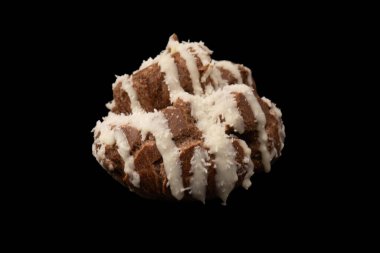 Siyah arka planda hindistan cevizi kremalı profiterol.. 