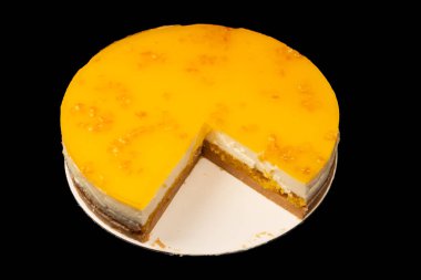 Beyaz arkaplanda izole edilmiş turuncu cheesecake. 