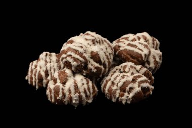 Siyah arka planda hindistan cevizi kremalı profiterol.. 