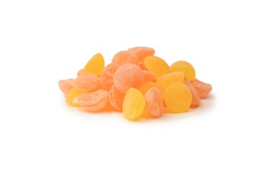 Beyaz arka planda izole edilmiş parlak narenciye lolipopları. 