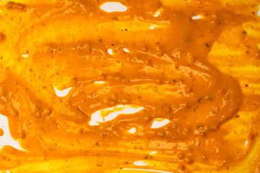 Sarı sos arka plan olarak sıçrıyor. Üst görünüm. 