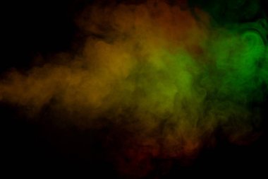 Siyah arka planda turuncu ve kırmızı buhar. Boşluğu kopyala.