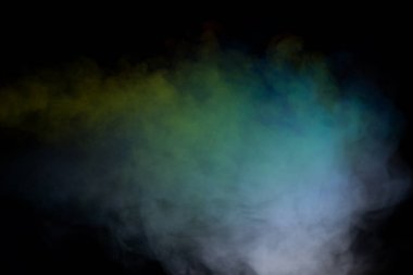 Siyah arka planda kırmızı ve yeşil buhar. Boşluğu kopyala.