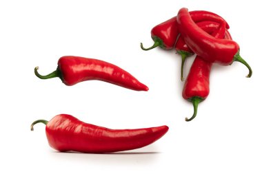 Kırmızı kırmızı kırmızı biber beyaz arkaplanda izole edilmiş.. 