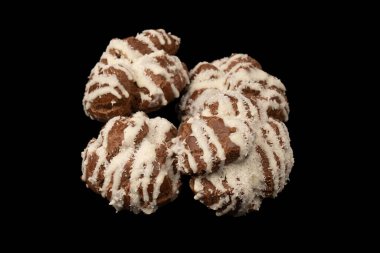 Siyah arka planda hindistan cevizi kremalı profiterol.. 