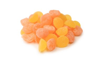 Beyaz arka planda izole edilmiş parlak narenciye lolipopları. 