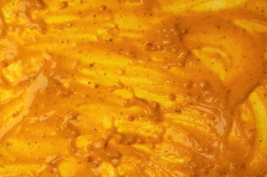 Sarı sos arka plan olarak sıçrıyor. Üst görünüm. 