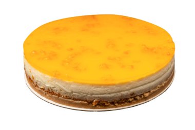 Beyaz arkaplanda izole edilmiş turuncu cheesecake. 