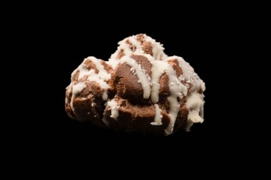 Siyah arka planda hindistan cevizi kremalı profiterol.. 