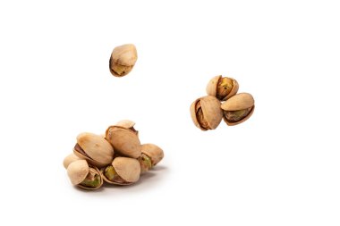 Beyaz arka planda izole edilmiş lezzetli fıstıklar..