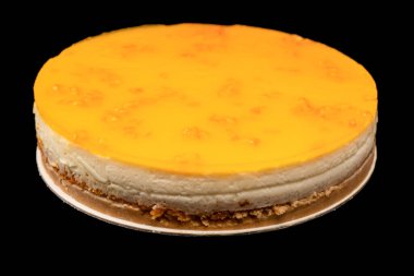Beyaz arkaplanda izole edilmiş turuncu cheesecake. 