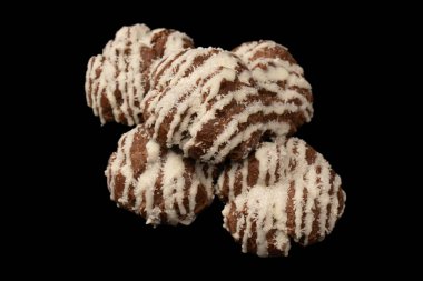 Siyah arka planda hindistan cevizi kremalı profiterol.. 