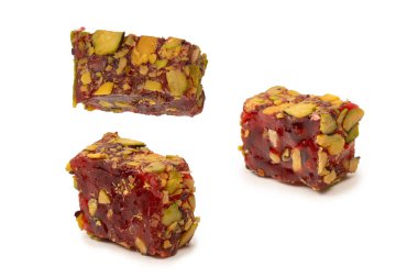 Nar ve şam fıstıklı tatlı rulo, Türk tatlıları. Türk rahat beyaz zemin üzerinde izole.