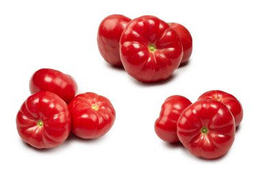 Beyaz arka planda kırmızı taze domates.. 