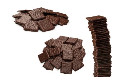 Beyaz arka planda izole edilmiş siyah çikolata şekerleri.. 