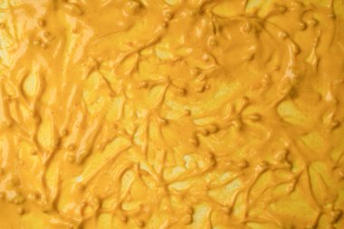 Sarı sos arka plan olarak sıçrıyor. Üst görünüm. 