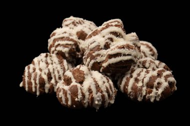 Siyah arka planda hindistan cevizi kremalı profiterol.. 