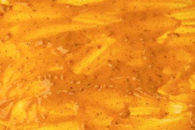 Sarı sos arka plan olarak sıçrıyor. Üst görünüm. 