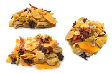 Kurutulmuş egzotik meyve, mango, ananas dilimleri, tutku meyvesi, papaya karışımı. Vejetaryen tatlı..  