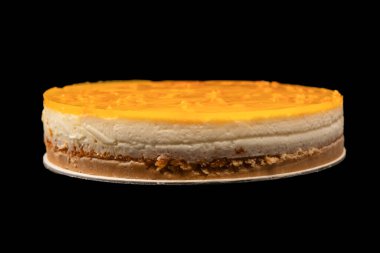 Beyaz arkaplanda izole edilmiş turuncu cheesecake. 