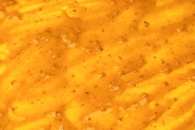 Sarı sos arka plan olarak sıçrıyor. Üst görünüm. 