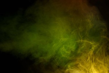 Siyah arka planda kırmızı ve yeşil buhar. Boşluğu kopyala.