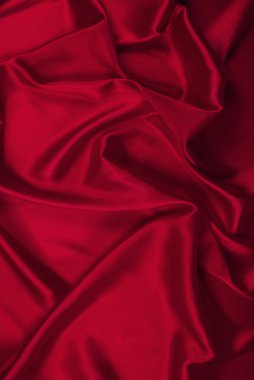 Kırmızı ipek ya da saten lüks kumaş dokusu soyut bir arka plan olarak kullanılabilir. Üst görünüm.