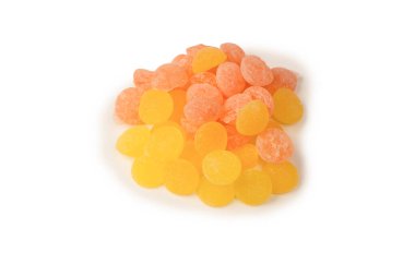 Beyaz arka planda izole edilmiş parlak narenciye lolipopları. 